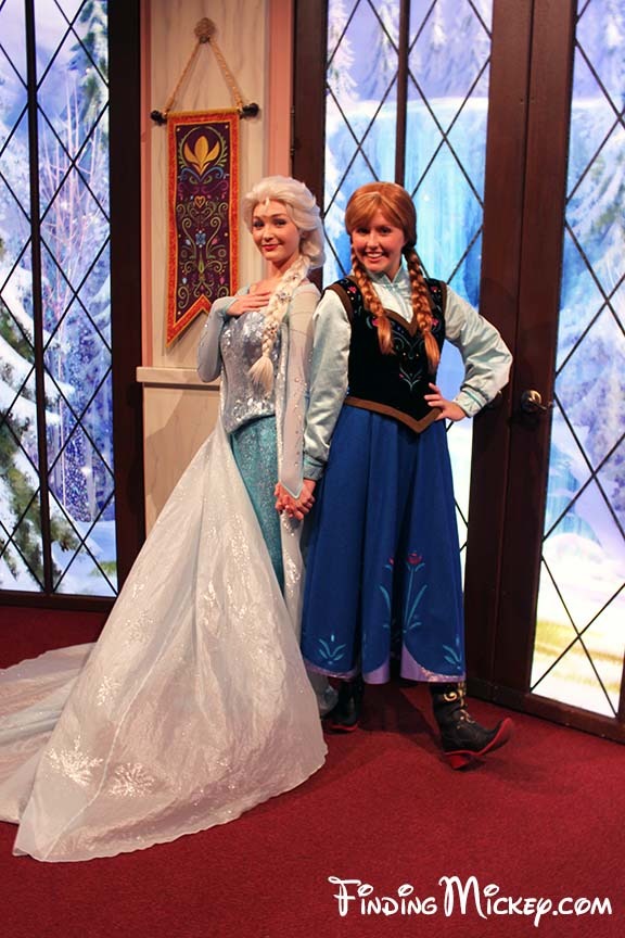 Anna & Elsa - Disneyland Resort Costumed Characters 